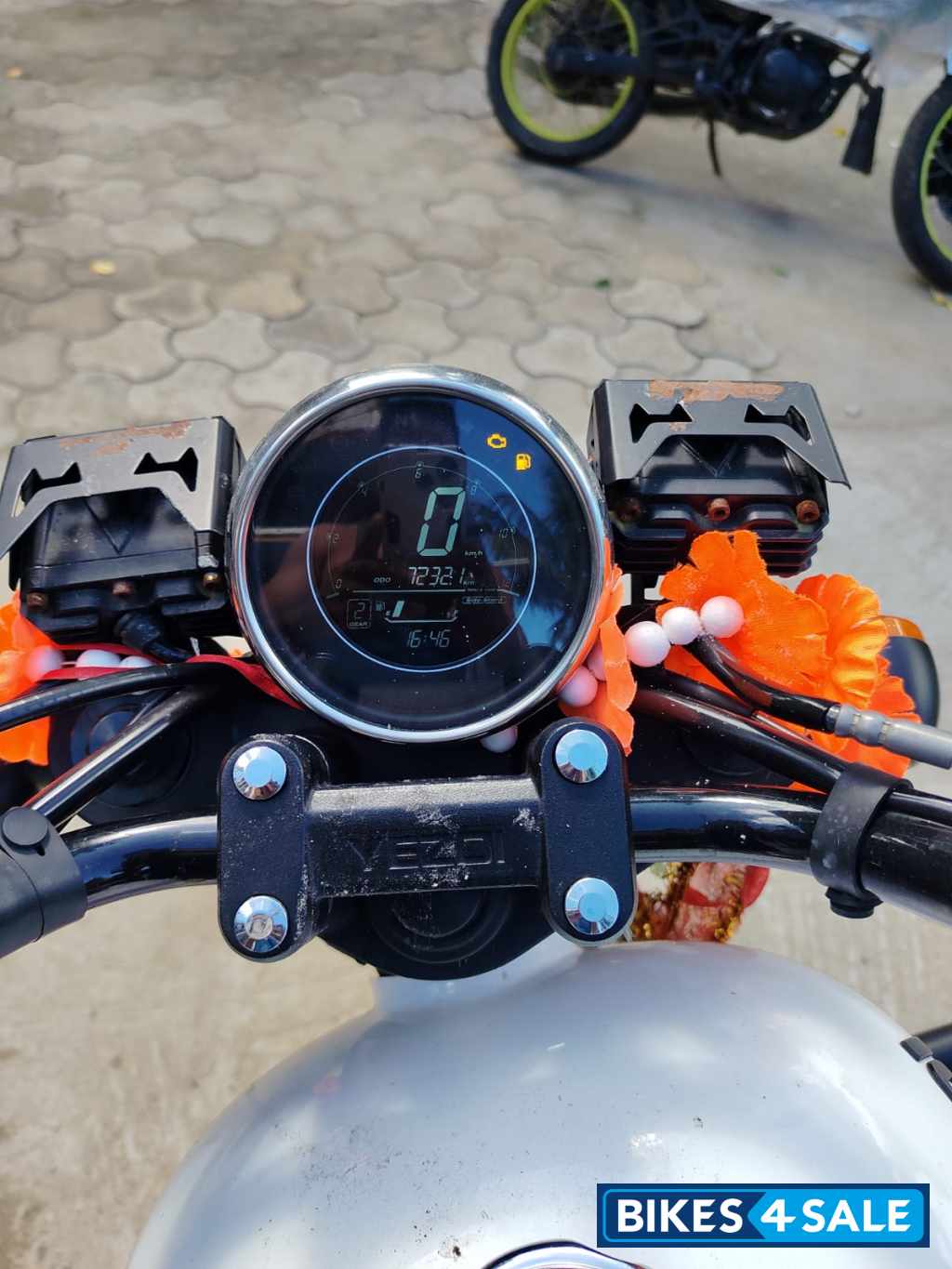 Yezdi Roadster Dual Tone