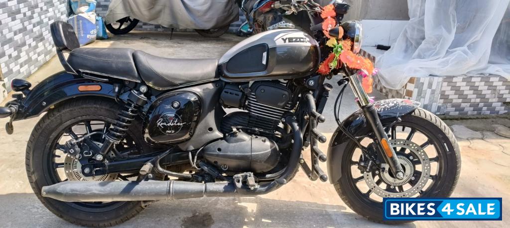 Yezdi Roadster Dual Tone