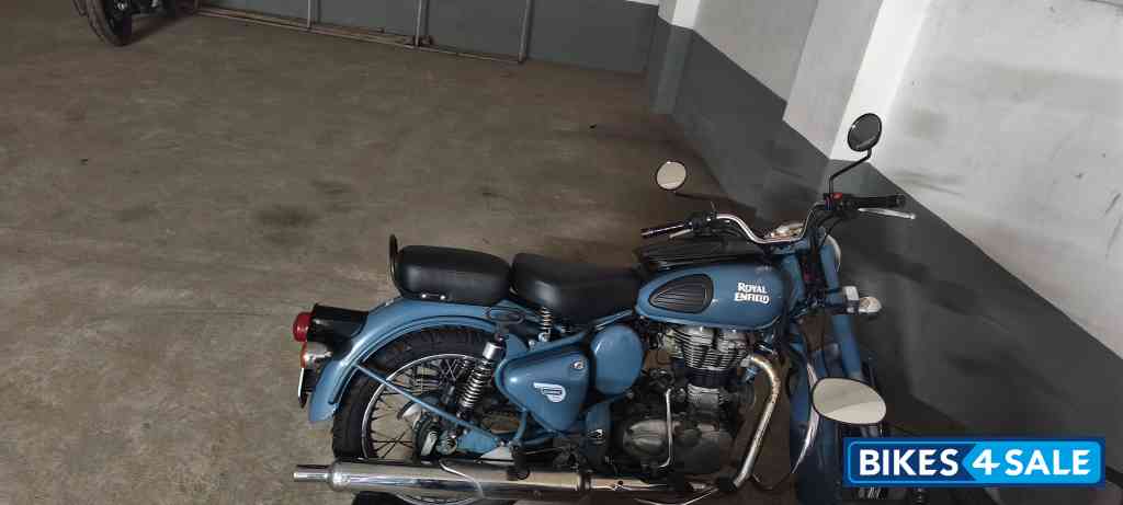 Squadron Blue Royal Enfield Classic 500