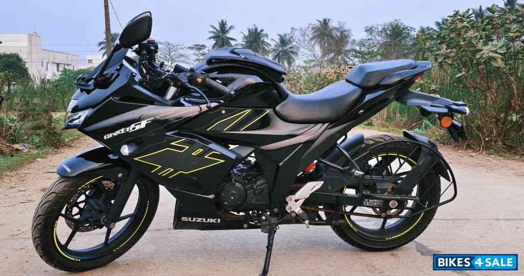 Black Suzuki Gixxer SF BS6