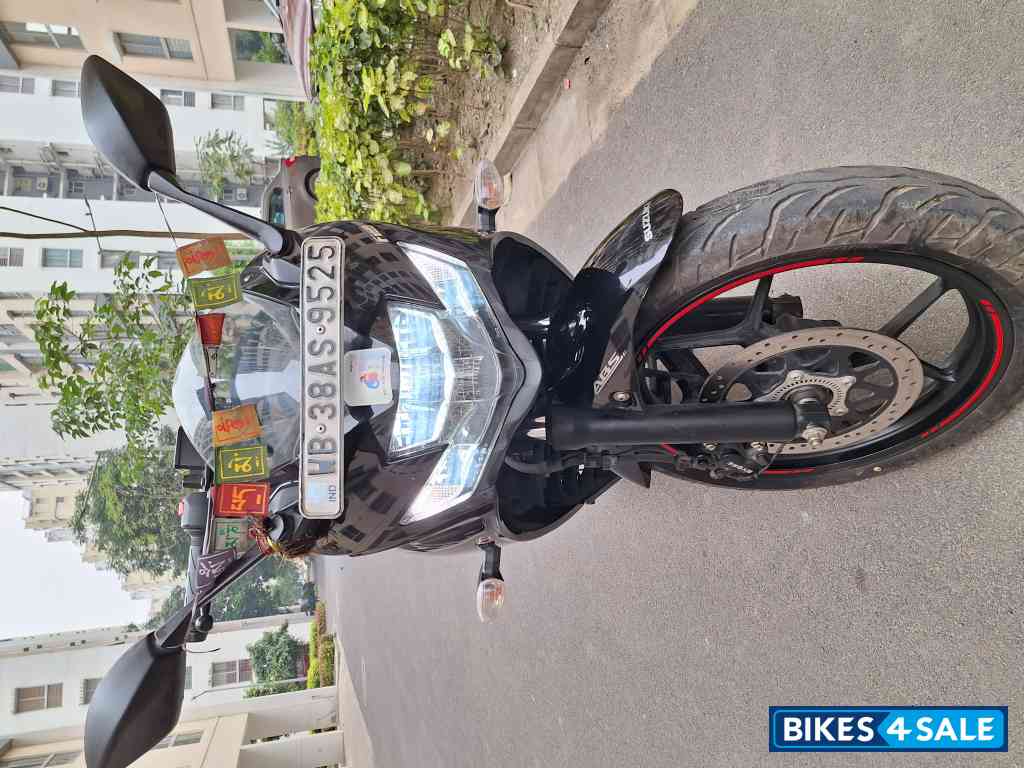 Sparkle Black Suzuki Gixxer SF