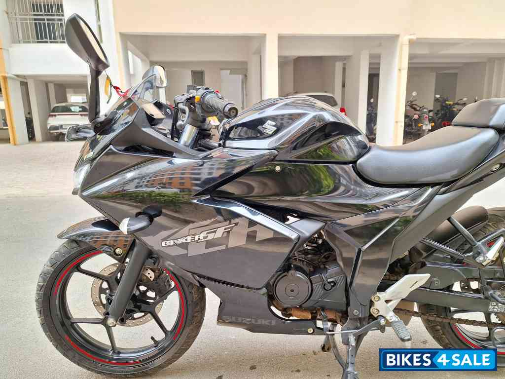 Sparkle Black Suzuki Gixxer SF