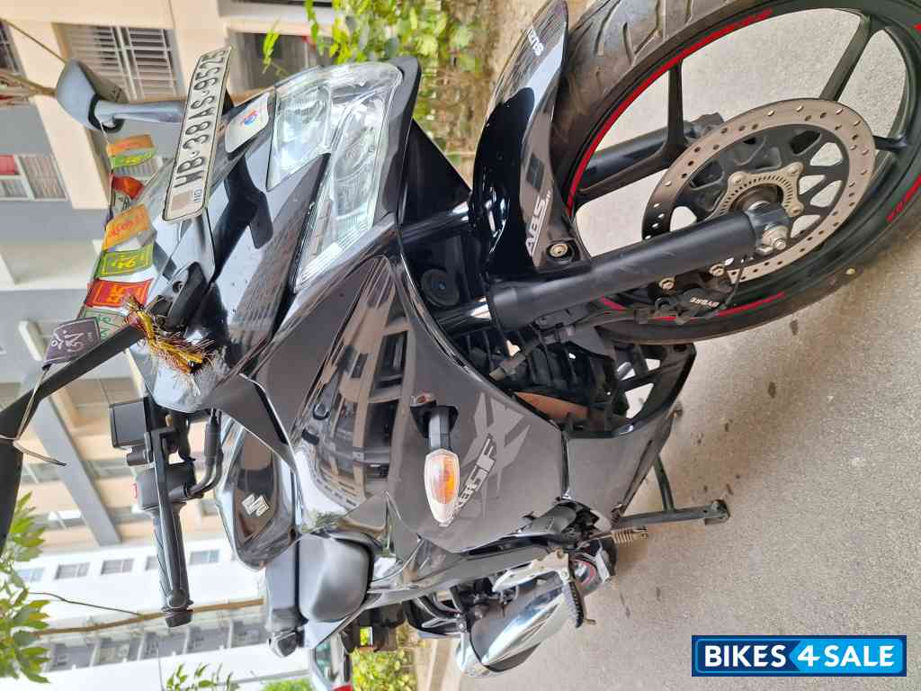 Sparkle Black Suzuki Gixxer SF