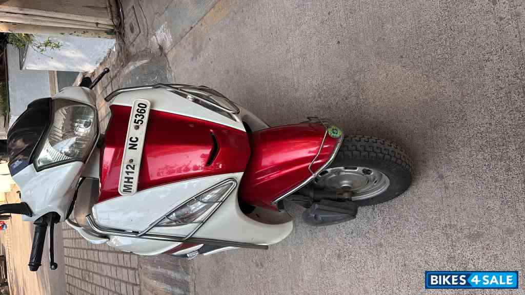 White And Red Hero Maestro