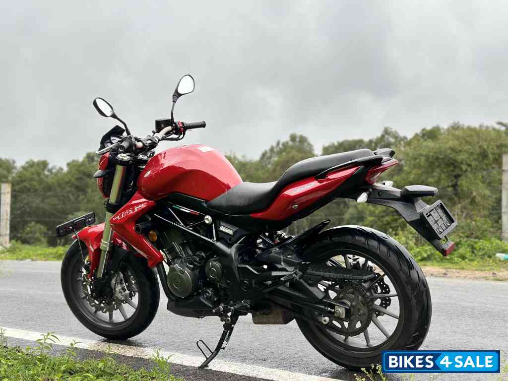 Red Benelli TNT 300