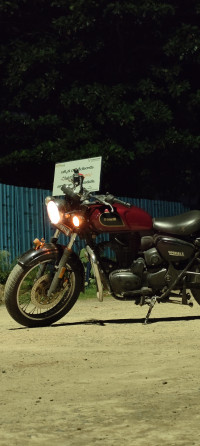 Red Benelli Imperiale 400 BS6