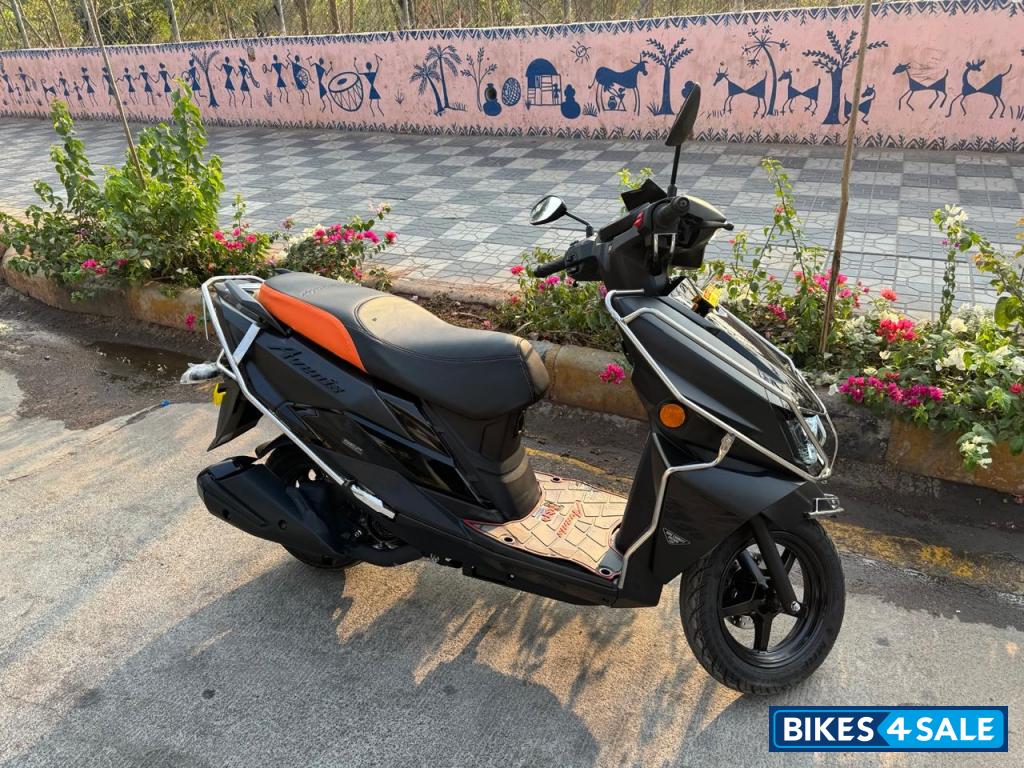 Orange Black Suzuki Avenis 125 Ride Connect Edition
