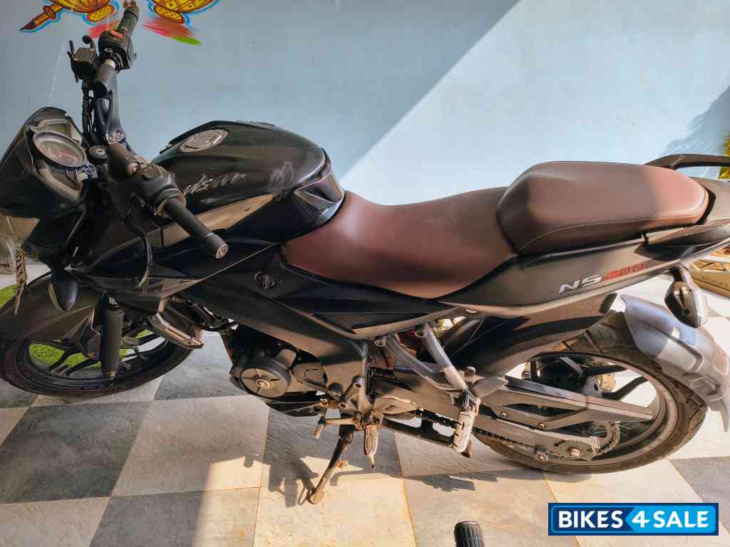 Black Bajaj Pulsar NS200