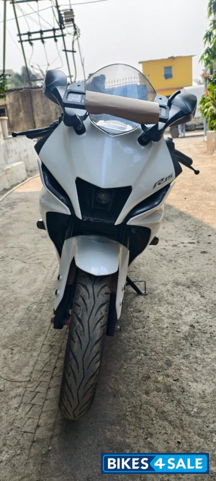 White Yamaha R15 V4