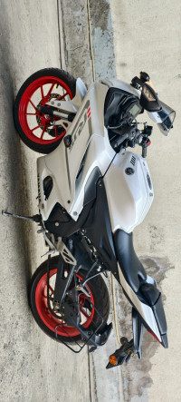 White Yamaha R15 V4