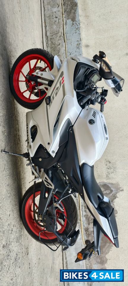 White Yamaha R15 V4