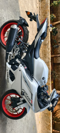 White Yamaha R15 V4