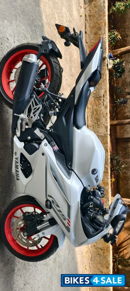 White Yamaha R15 V4