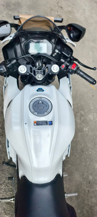 White Yamaha R15 V4