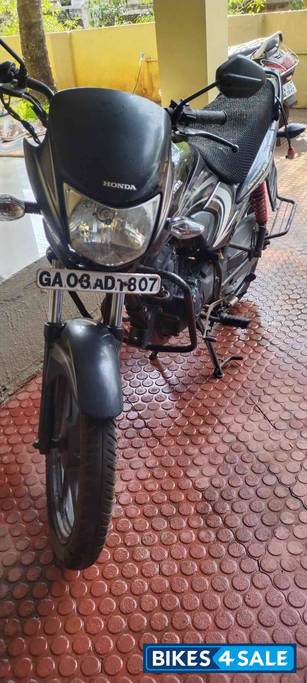 Black Honda Dream Yuga