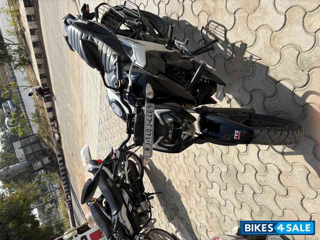 Black TVS Apache RTR 160 4V