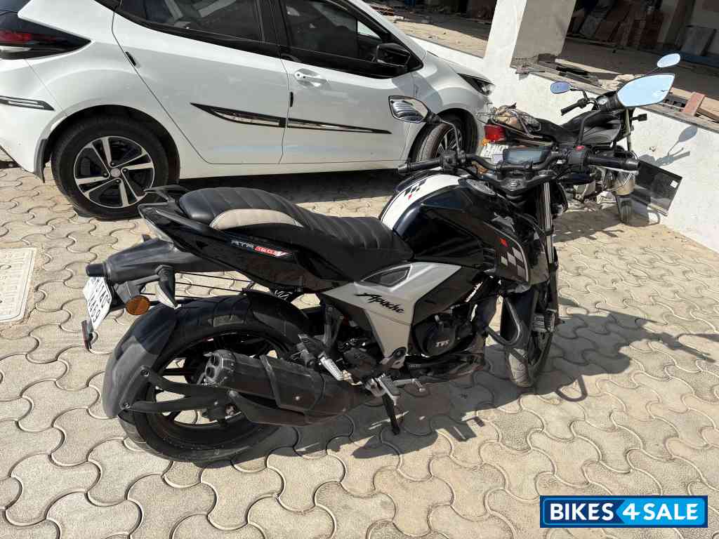 Black TVS Apache RTR 160 4V