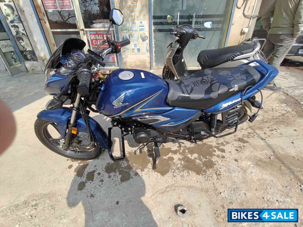 Blue Honda Shine 125