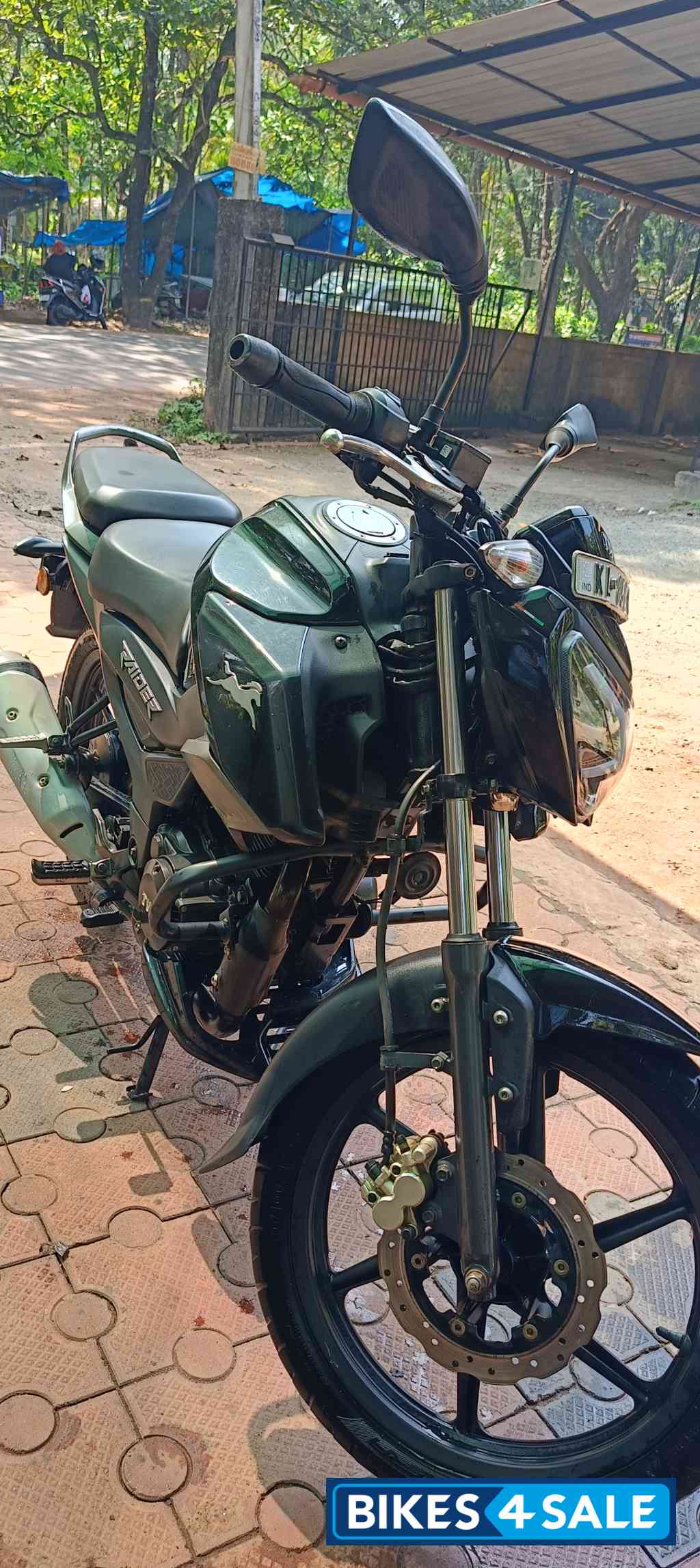 Black TVS Raider 125