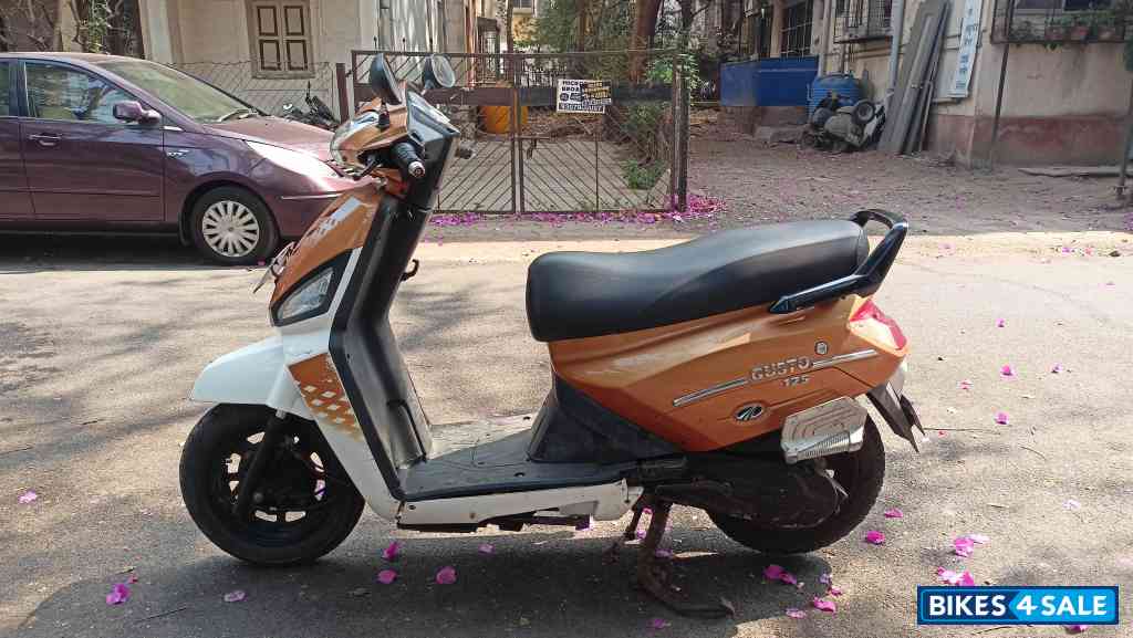 Golden & White Mahindra Gusto 125
