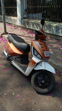 Golden & White Mahindra Gusto 125