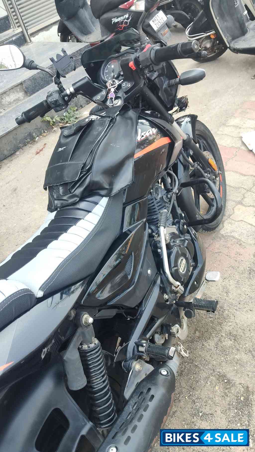 Bajaj Pulsar 125 Split Seat Bajaj Pulsar 125 Split Seat
