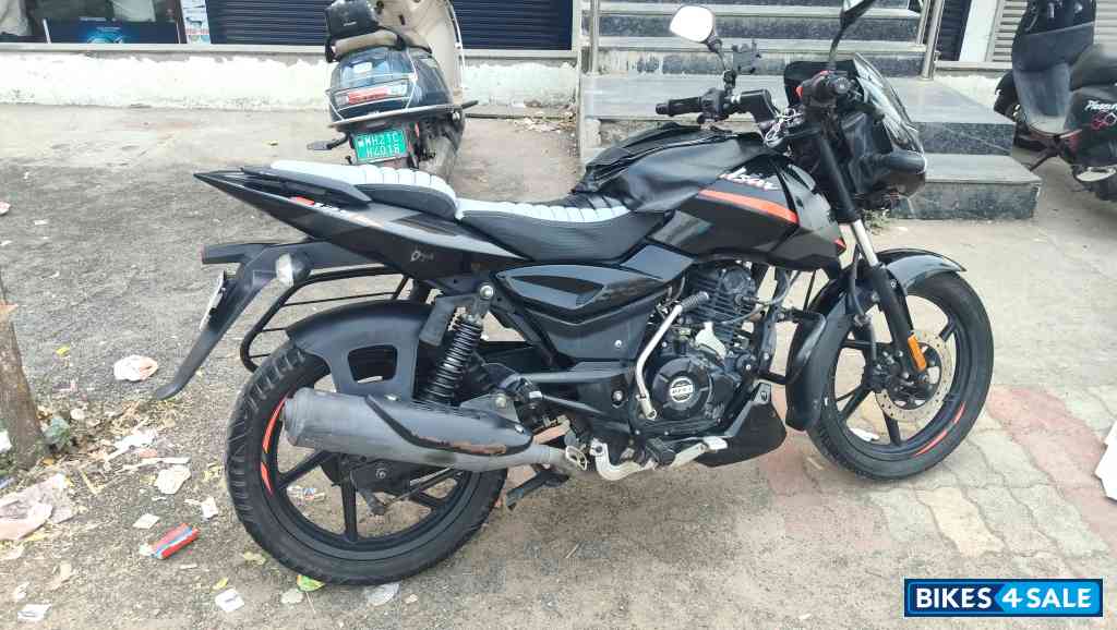 Bajaj Pulsar 125 Split Seat Bajaj Pulsar 125 Split Seat