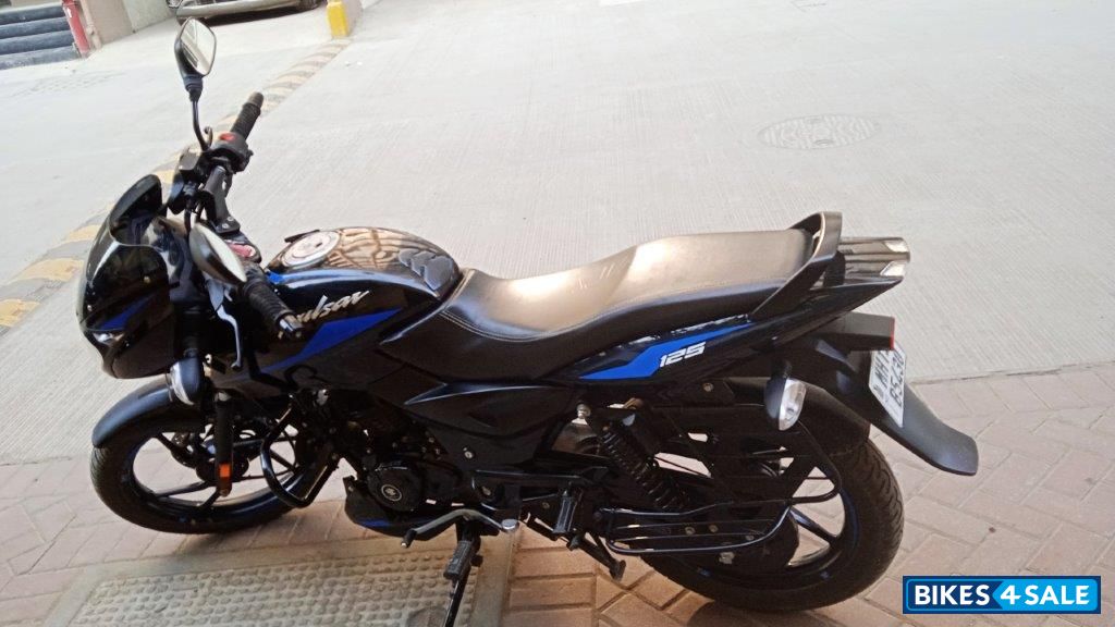 Bajaj Pulsar 125 Carbon Fibre Disc Single Seat