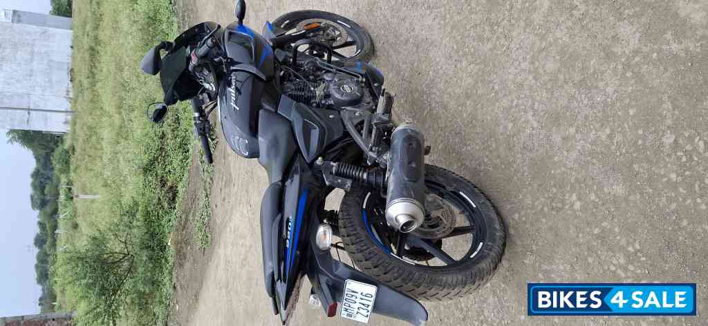 Blue Bajaj Pulsar 220F Blue Bajaj Pulsar 220F