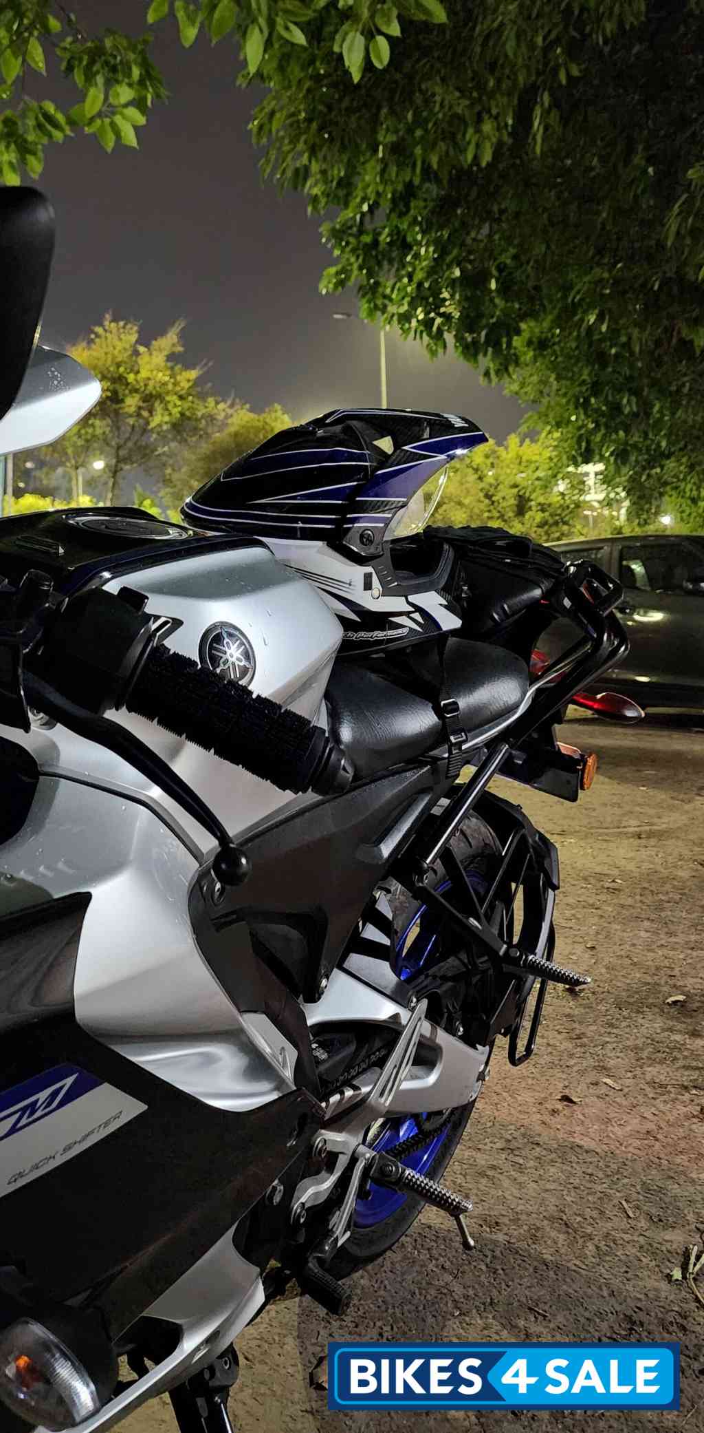 Silver/blue Yamaha R15M