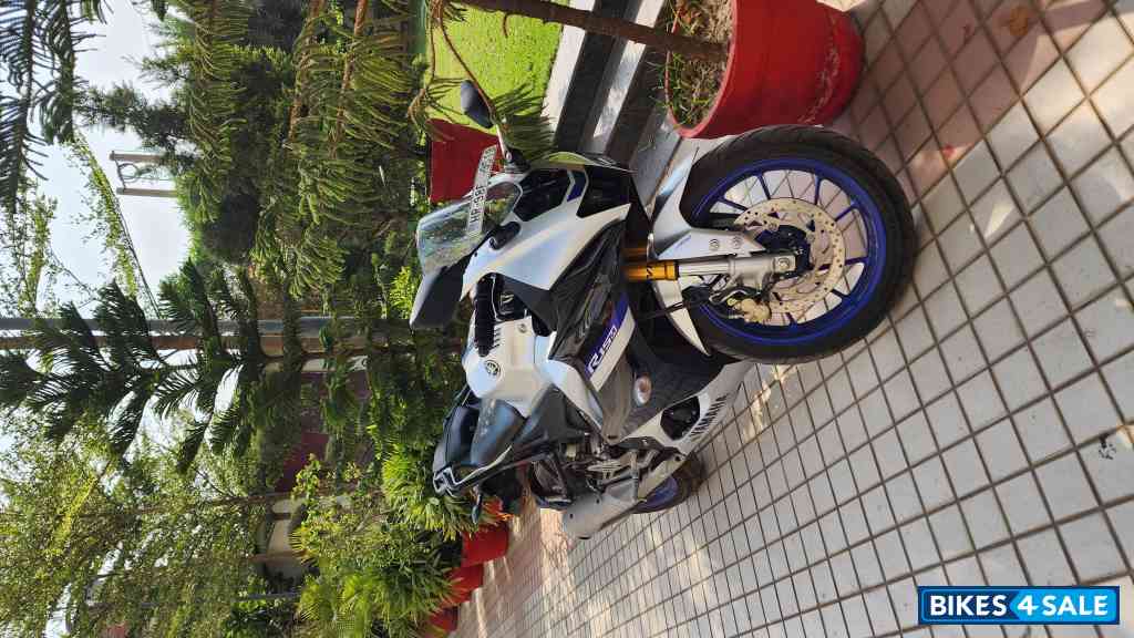 Silver/blue Yamaha R15M Silver/blue Yamaha R15M