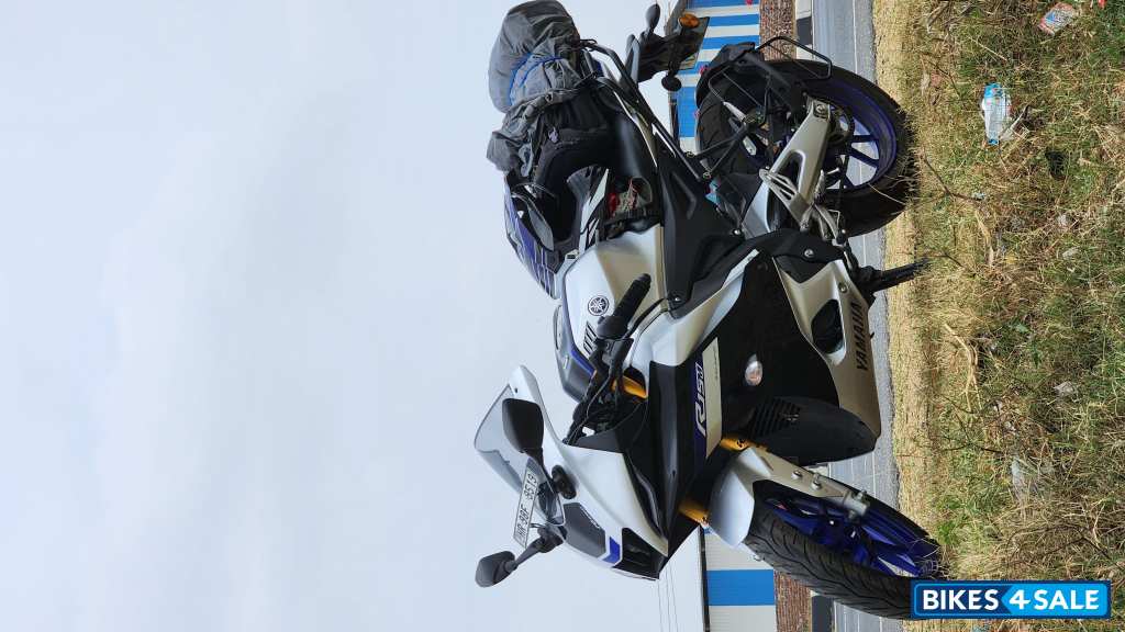 Silver/blue Yamaha R15M Silver/blue Yamaha R15M
