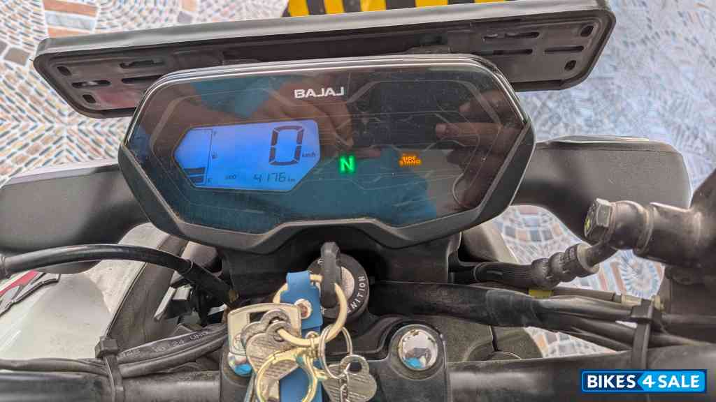 White Bajaj Pulsar N125