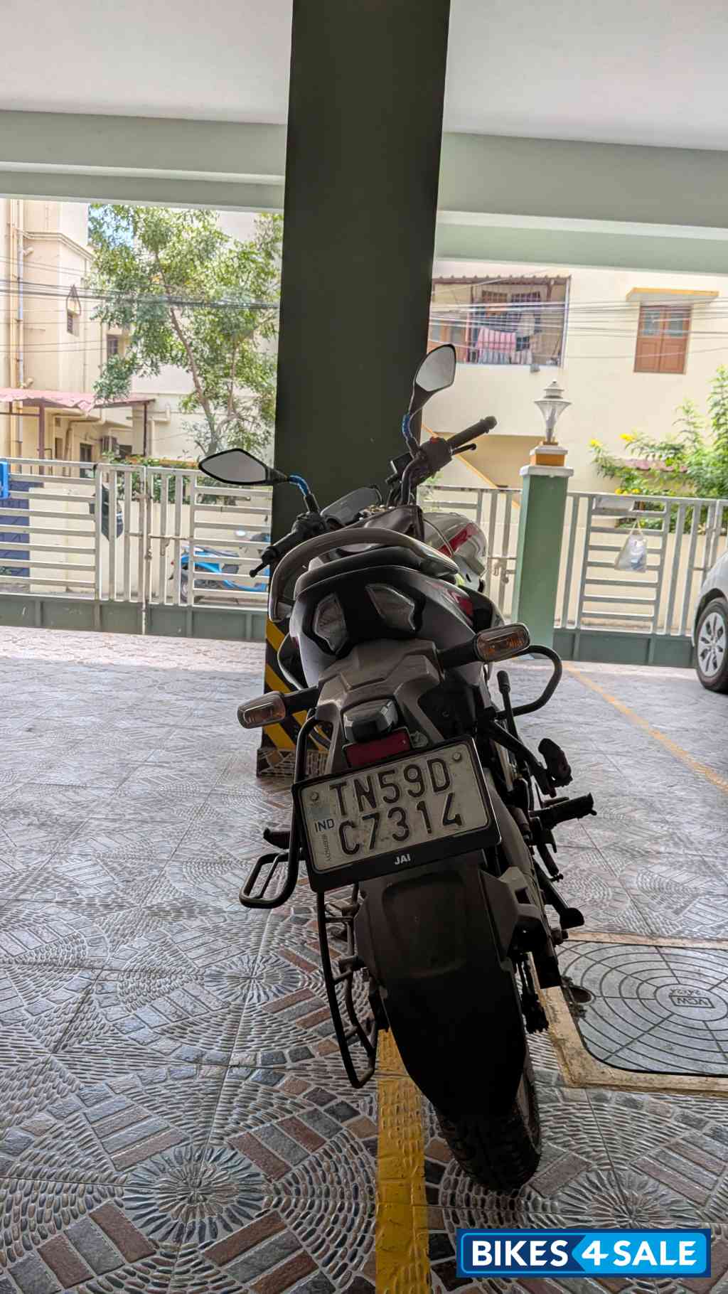 White Bajaj Pulsar N125