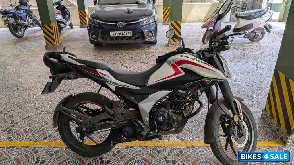 White Bajaj Pulsar N125