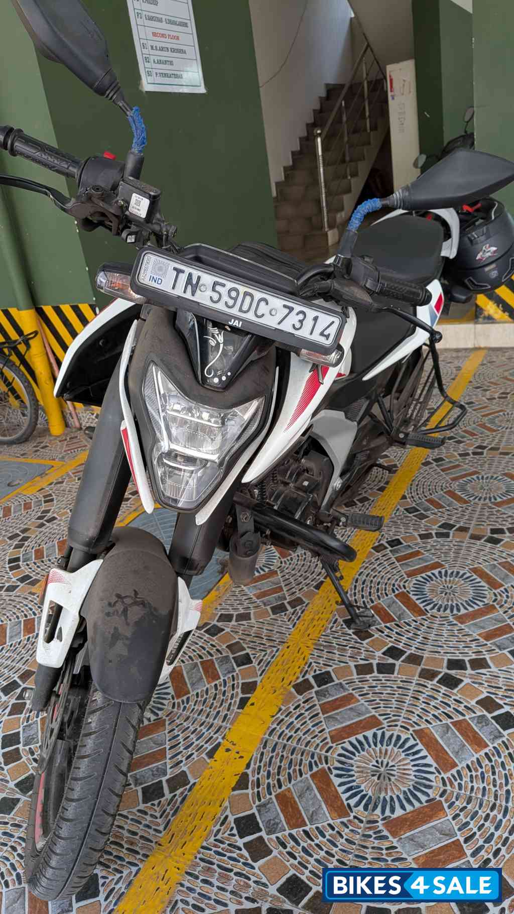 White Bajaj Pulsar N125