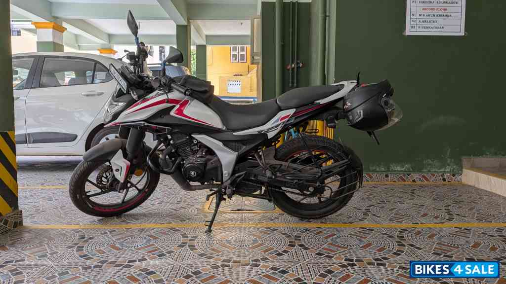 White Bajaj Pulsar N125