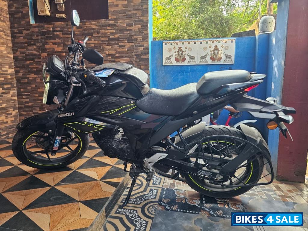 Black Suzuki Gixxer 150
