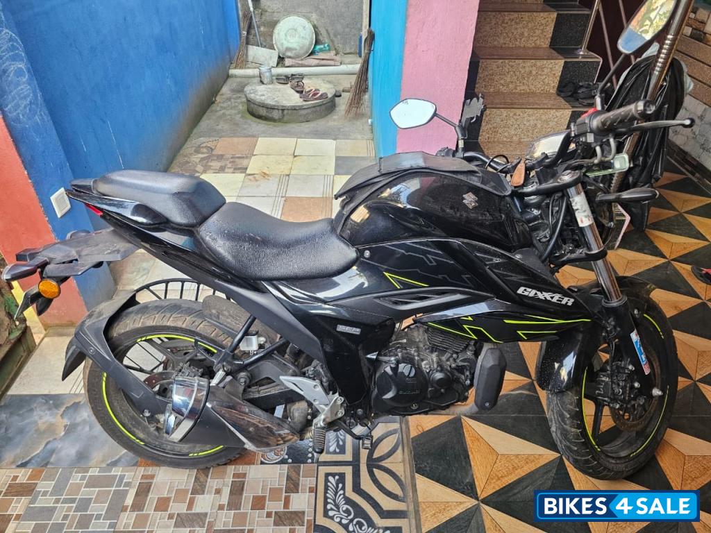 Black Suzuki Gixxer 150