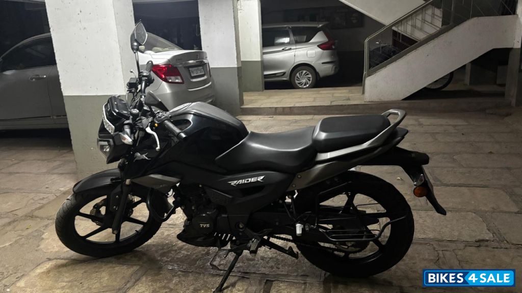 Black TVS Raider 125