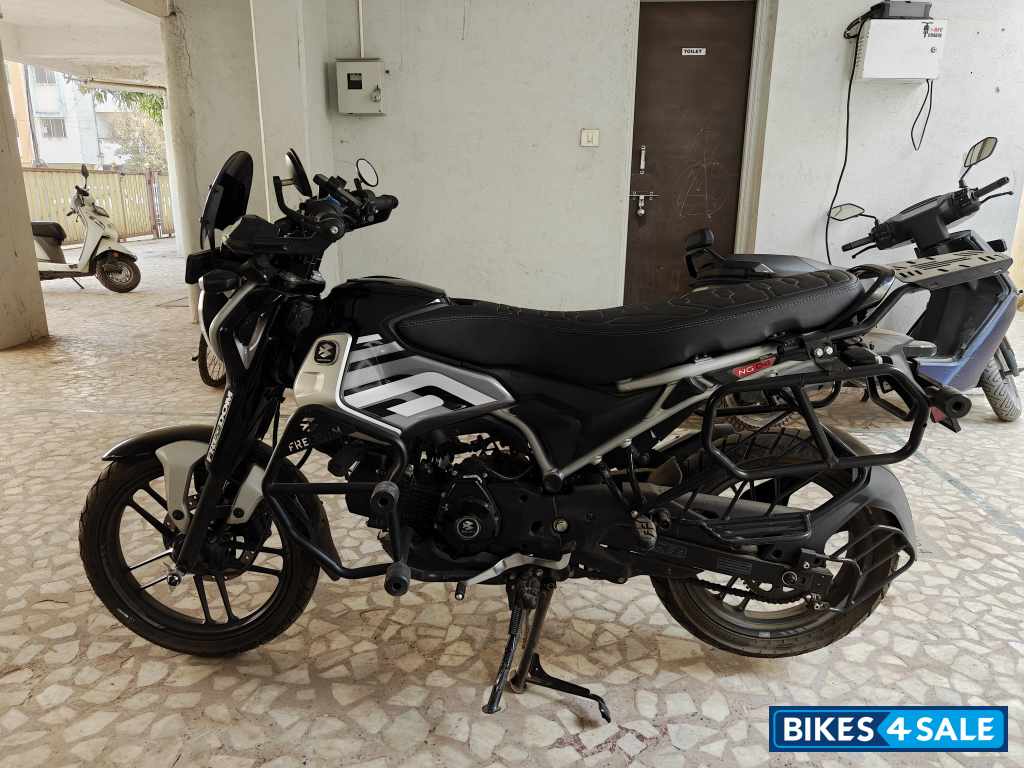 Ebony Black Met Bajaj Freedom 125 NG04 Disc LED