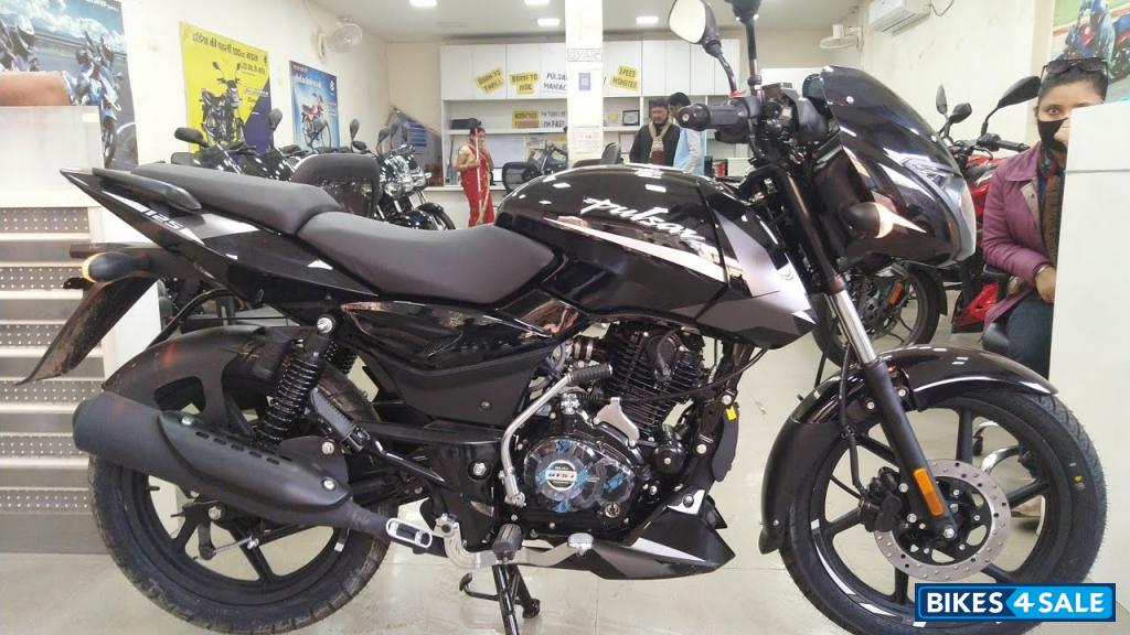 Black And Grey Bajaj Pulsar 125 Split Seat