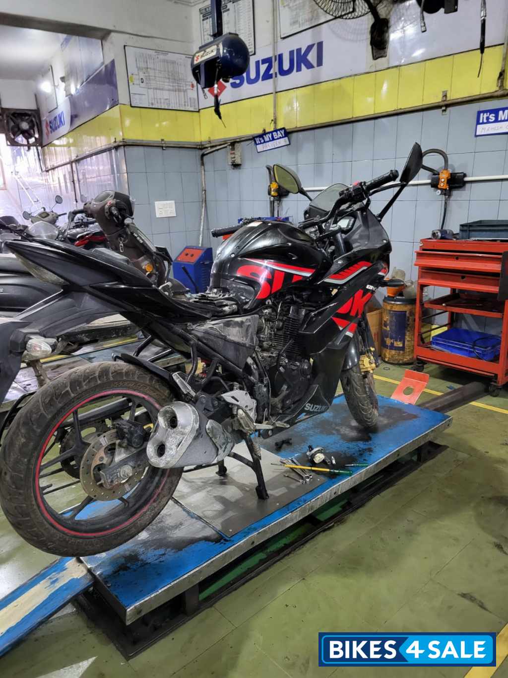 Black Suzuki Gixxer SF