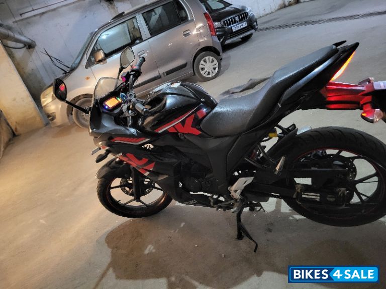 Black Suzuki Gixxer SF Black Suzuki Gixxer SF
