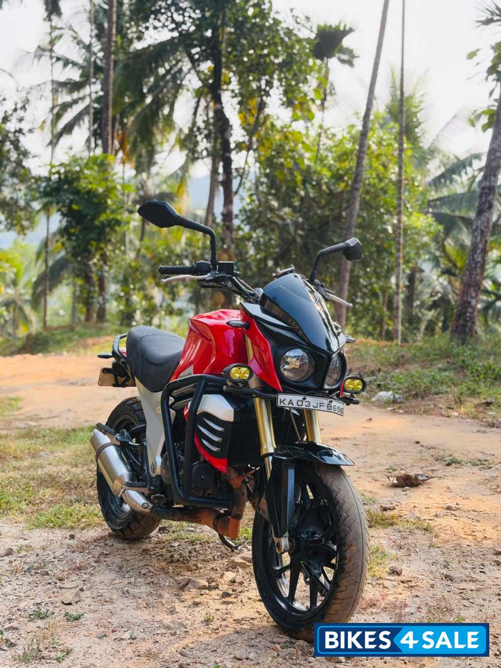 Red Mahindra Mojo XT 300
