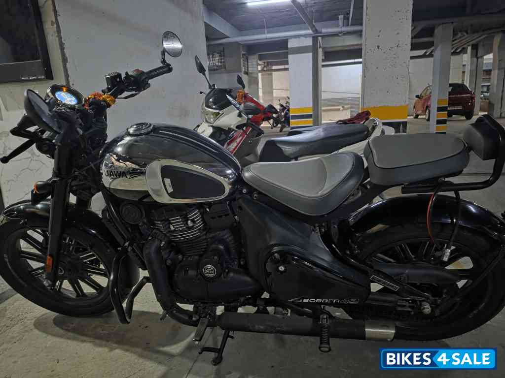 Jawa 42 Bobber Black Mirror
