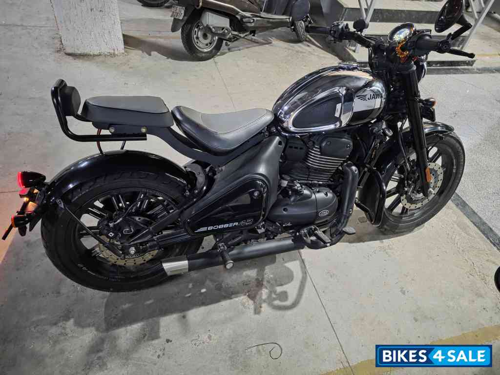 Jawa 42 Bobber Black Mirror