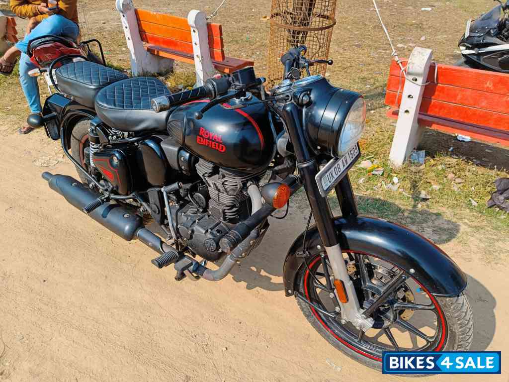 Stealth Black Royal Enfield Classic 350 BS VI