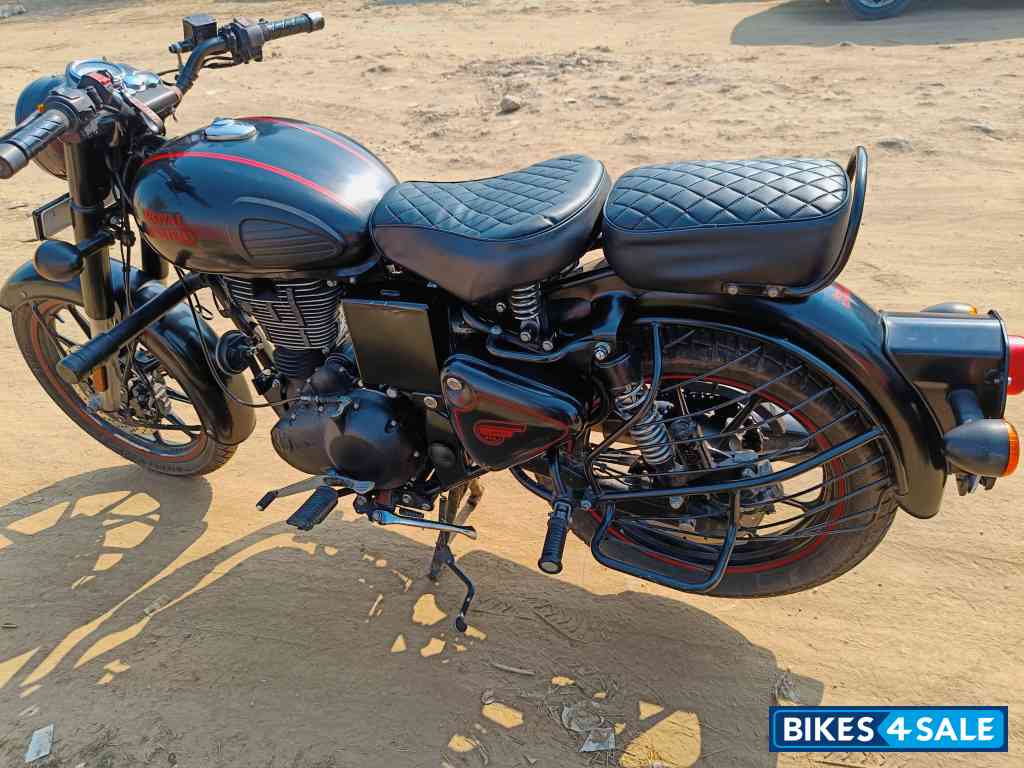 Stealth Black Royal Enfield Classic 350 BS VI