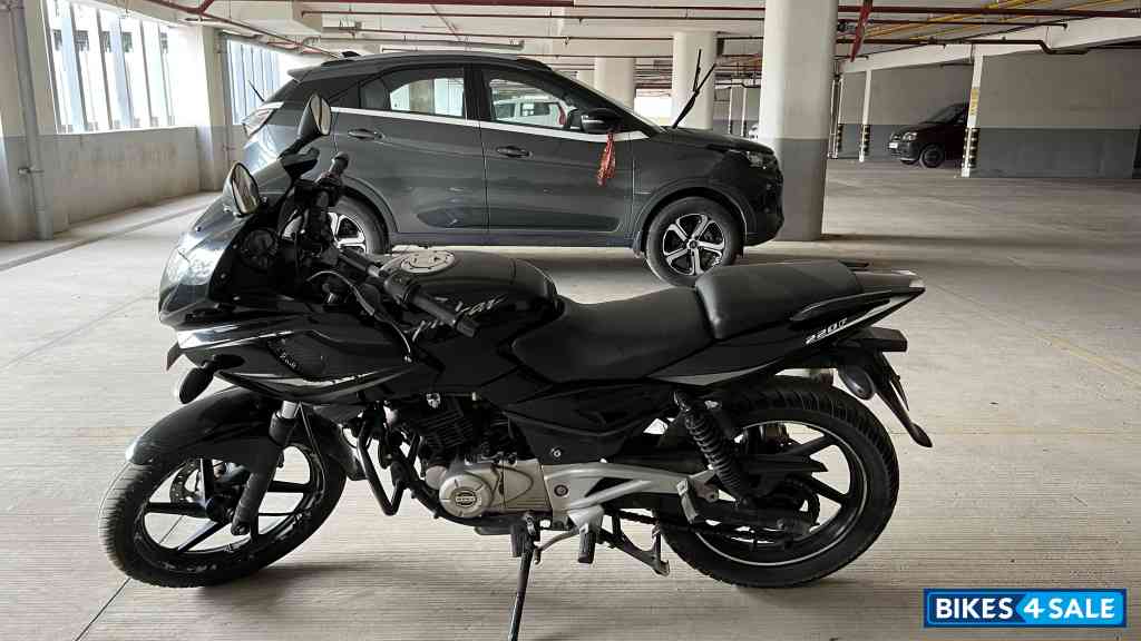 Bajaj Pulsar 220F